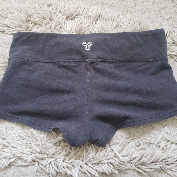 TNA SHORTS SIZE MEDIUM - Picture 2 of 2